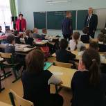 Родители учеников школы в Камешково поблагодарили Вячеслава Картухина за оказанную помощь