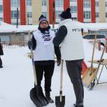 В Нарьян-Маре «политстартаповцы» убрали от снега детскую площадку (фото)