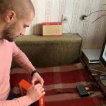 В Мурманске партиец помог пожилой женщине настроить приставку для цифрового ТВ