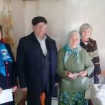 По инициативе единороссов в Красногвардейском маломобильным «детям войны» удостоверения вручили на дому