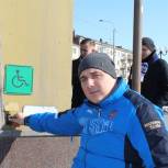 Омские партийцы проверили доступность общественного транспорта для людей с ОВЗ