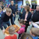 На Сахалине массовым вручением подарком и призов завершили седьмой сезон семейного «хоккея в валенках»