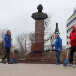 Павловопосадские партийцы и сторонники провели субботник на территории памятника Валерию Быковскому