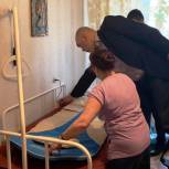 Николай Валуев передал жителю Брянска средства реабилитации