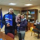 Партийцы Пушкино вручили подарочные наборы многодетным семьям 