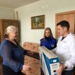 Муравленковские молодогвардейцы подарили пенсионерке телевизор