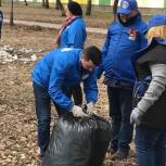 Партийцы Нижнекамска вышли на субботник в городском сквере