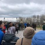Фокинские партийцы приняли участие в акции по озеленению сквера Победы