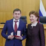 Владимир Нетёсов награжден Почетным знаком «За заслуги в развитии парламентаризма»