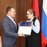 Линара Самединова вручила павловопосадцам сертификат на реконструкцию памятника