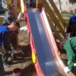 Партийцы вместе с жителями вышли на уборку дворов, вошедших в партпроект «Городская среда»