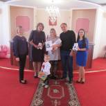 Партийцы поздравили семью из Красной Яруги с рождением 4-го ребёнка