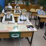 В школах Урюпинского района открыли именные парты пяти героев