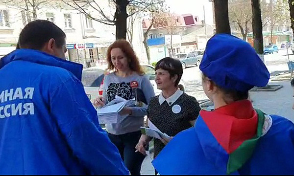 Моздокские партийцы в рамках субботника привели в порядок городское кладбище