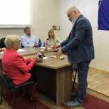 В Депутатском центре Железнодорожного округа партийцы пообщались с ветеранами 