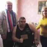 Кадомские партийцы помогли паралимпийцу заменить аккумулятор на коляске