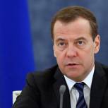 Медведев предлагает уравнять льготы студентов и аспирантов