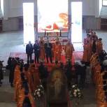 Сотни пензенцев пришли на Пасхальную вечерню в Спасский кафедральный собор