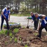 В рамках партпроекта «Старшее поколение» володарские партийцы провели субботник в Решетихинском интернате 