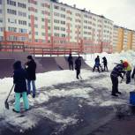 В Нарьян-Маре партийцы помогли очистить от снега скейт-парк (фото)