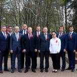 Торжественное возложение цветов накануне Дня Победы