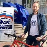 Дзержинские единороссы вручили подарки горожанам, поддержавшим акцию «На работу на велосипеде»