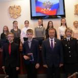 В Законодательном собрании школьникам вручили паспорта