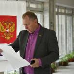 Депутат ЗСК Сергей Кизинек проголосовал на счетном участке ПГ в Красноармейском районе
