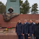 В ходе рабочего визита в Ноябрьск Жаромских посетил площадь памяти "Вечный огонь"