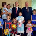 Тюменские партийцы передали многодетной семье детскую площадку