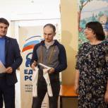 Арзамасские единороссы подарили библиотеке цветной принтер
