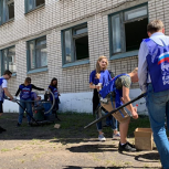 Волонтеры «Единой России» наводят порядок на объектах соцсферы, поврежденных в результате взрыва в Дзержинске 