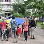 Псковские партийцы организовали совместное празднования Дня соседей и Дня защиты детей