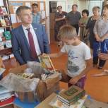 Ревенко подарил почти 100 книг сельской библиотеке в Воронежской области