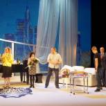 Единороссы поздравили Дзержинский драматический театр с закрытием сезона