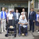 Жителю Уфы партийцы вручили инвалидную коляску