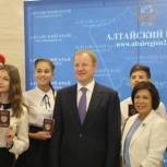 Виктор Томенко и Ирина Роднина вручили первые паспорта юным жителям региона