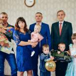 Семье Агарковых с шестью детьми подарили кроликов