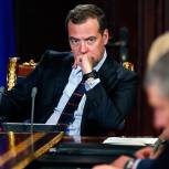 Медведев потребовал разобраться с сообщениями о росте цен на бензин