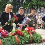 Наталья Михальченкова возложила цветы к мемориалу, в память о погибших фронтовиках