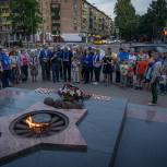 Подмосковные партийцы зажгли тысячи свечей в День памяти и скорби