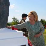 Татьяна Воронина помогла установить памятник в Дмитриевском районе