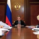 Медведев сообщил о повышении пособия на детей 1,5-3 лет в малообеспеченных семьях до 10 тыс. рублей