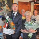В Солнечногорске единороссы поздравили с 90-летием члена Партии Валентину Юдину