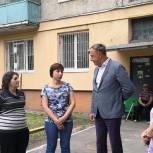 Партиец помог установить детскую площадку и благоустроить дворы в Ленинском районе