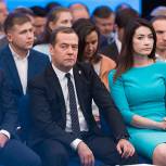 Медведев одобрил предложение создать правозащитный центр для помощи граждан