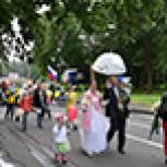 Более сотни семей приняли участие в праздничном шествии в Петрозаводске 