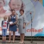 В День семьи, любви и верности Валентина Панова вручила сертификаты на подготовку к школе