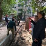 Александр Стрельников проконтролировал ход работ по благоустройству двора на Рахманиновой 25, 27