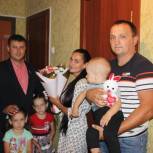 Молодой депутат  Алексеевского городского округа поздравил многодетные семьи с  Днём семьи, любви и верности